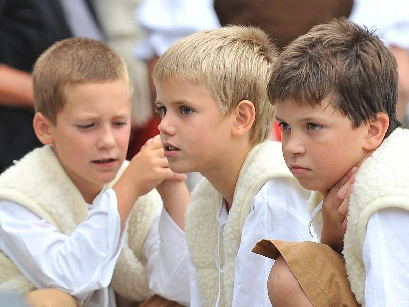 Od roku 1996, vždy poslední sobotu a neděli v srpnu, se v Hlinsku konají Adámkovy folklorní slavnosti, v letošním roce to byl již 14. ročník. Každoročně se zúčastňuje 5 – 6 dětských souborů a 6 – 7 souborů dospělých. Stejně tomu bylo i letos. 