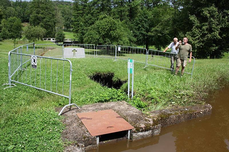 V pietním místě Ležáky na Chrudimsku došlo k propadnutí části hráze rybníka Ležák nad Švandovým mlýnem. Během bouře silný vítr vyvrátil také řadu stromů, část pietního území byla ráno opět zatopená. V Ležákách kromě protržené hráze nic neobvyklého.