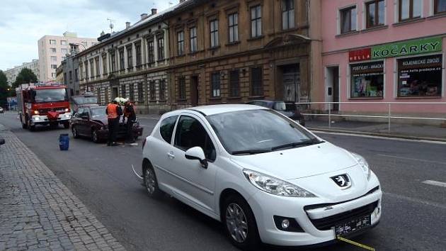 Na Palackého třídě v Chrudimi se srazila čtyři osobní auta.