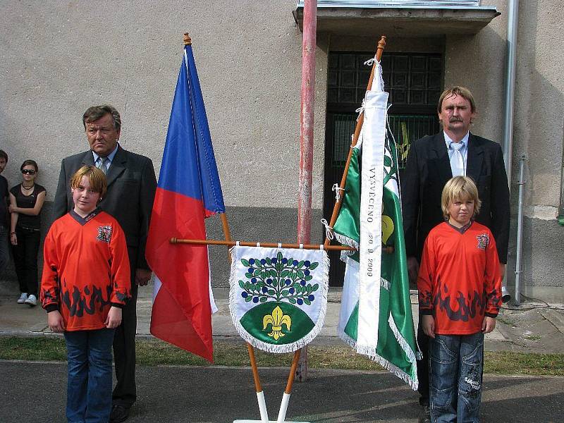 Farář Jan Paseka se chystá k vysvěcení praporu a znaku Horky za přihlížení početného obecenstva.