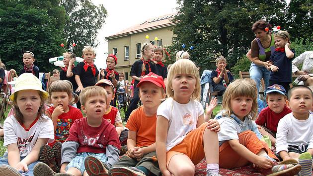 Setkání s hudbou přilákalo do areálu chrudimské ZUŠ desítky diváků, ale i vystupujících.