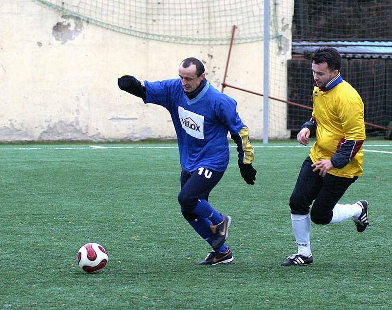 Silvestrovský fotbálek na AFK Chrudim proti sobě opět postavil dva tými "afrkáčů".