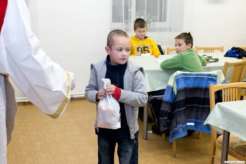 Do kroužku mladých chrudimských hasičů zavítal Mikuláš s půvabnou čerticí s denním předstihem.