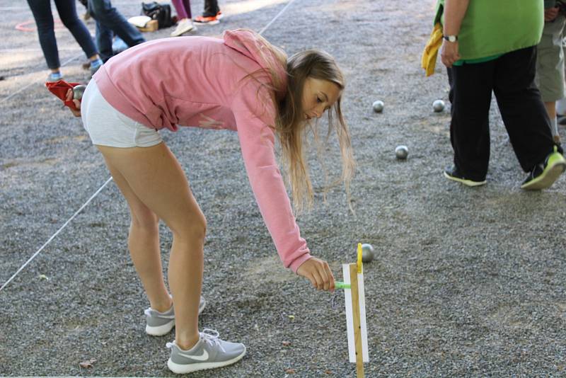 Společenské hřiště v zámeckém parku pokřtil turnaj v pétanque. 