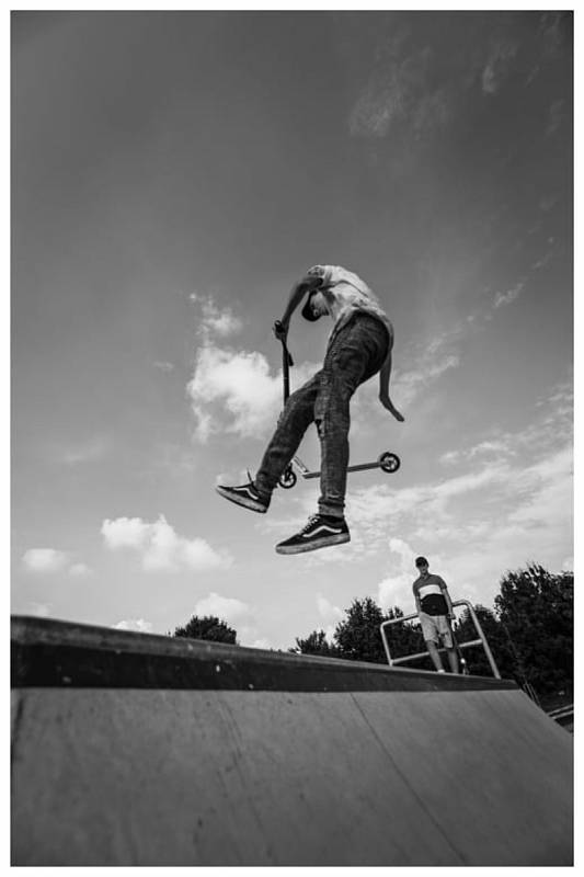 V novém chrudimském skateparku je stále živo. Černobílou hru stínů zachytil fotograf Jan Kočičák Kočí.