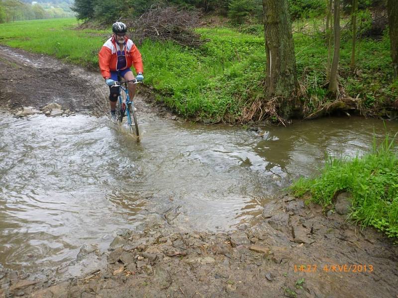 Cyklisté se během výletu podívali k prameni řeky Doubravy.