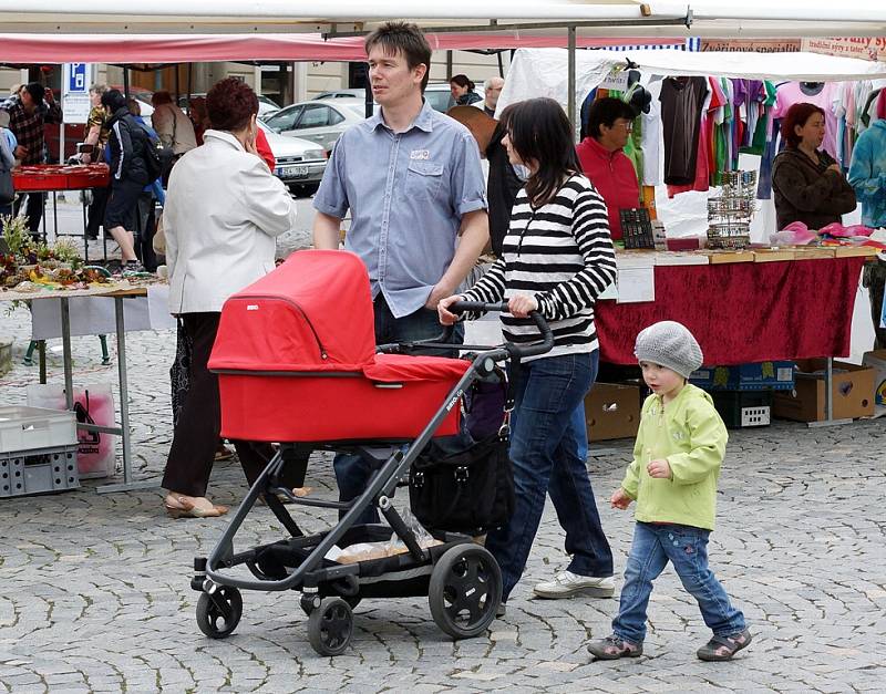 Letnicový aneb Svatodušní jarmark na Resselově náměstí v Chrudimi.