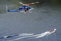 Vrtulník Bell 412 létal nad Sečskou přehradou.