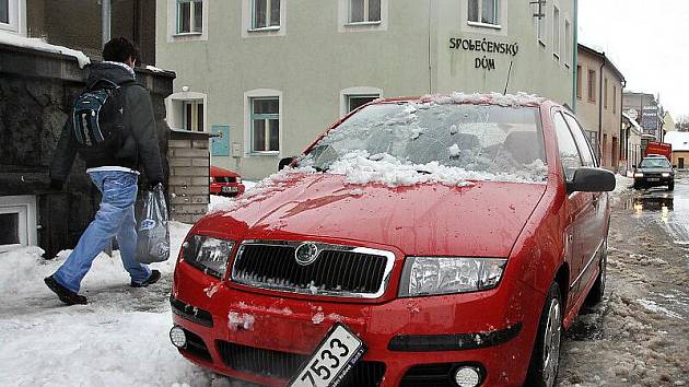 Co dokáže mokrý sníh. Poškozený automobil od sněhové laviny v Komenského ulici v Hlinsku.
