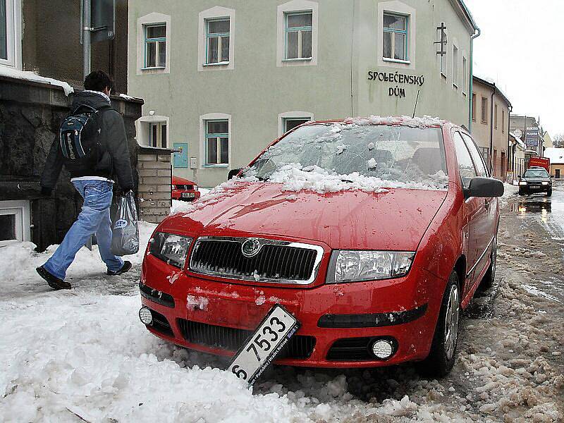 Co dokáže mokrý sníh. Poškozený automobil od sněhové laviny v Komenského ulici v Hlinsku.