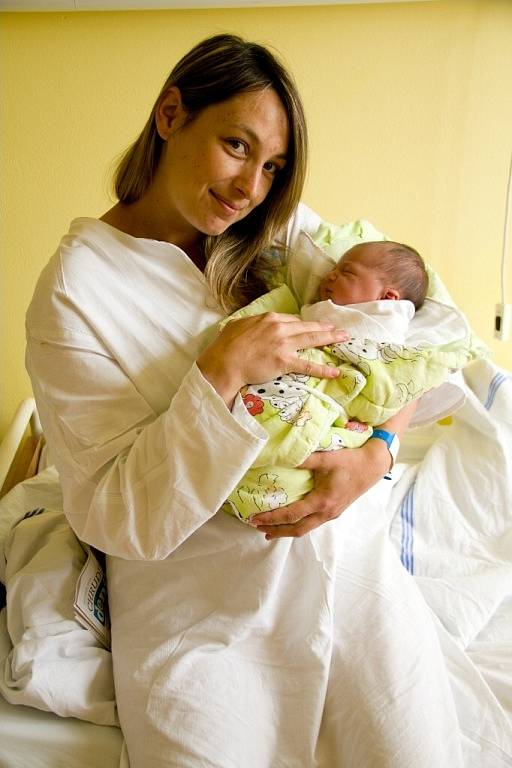 ELIŠKA FOFOŇKOVÁ se poprvé nadechla 19. května ve 12:50 s mírami 49 cm a 3,3 kg. Bydlet bude s rodiči Kateřinou a Martinem v Heřmanově Městci.