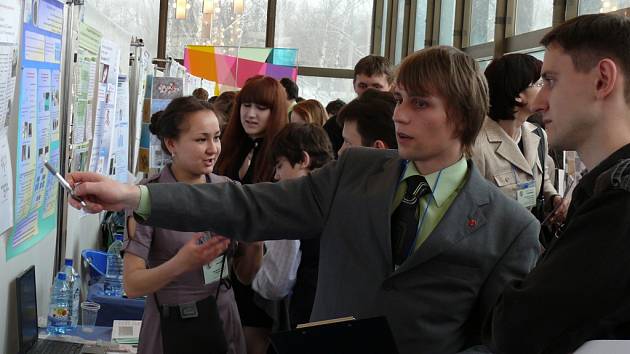 Osmnáctiletý Jan Hrabovský při prezentaci svého projektu během prvního kola Vernadského soutěže v ruském hlavním městě.  