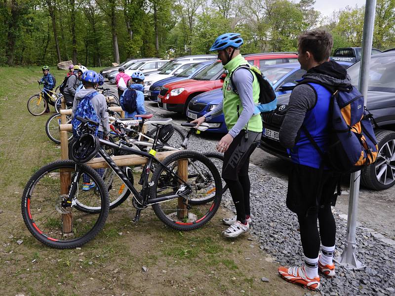 Ze slavnostního otevření parkoviště a cyklistického zázemí