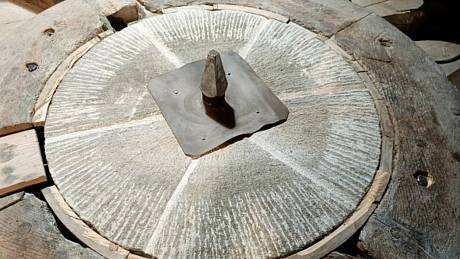Návštěvníci se dozvěděli, co vše obnášela a jak namáhavá byla práce sekernických a mlynářských mistrů. Představena byla i již téměř zapomenutá technika křesání mlýnských kamenů.