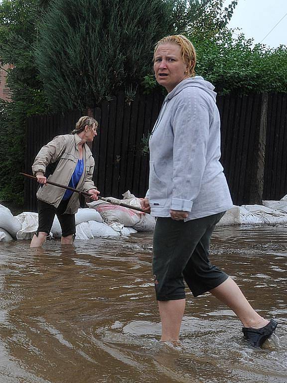 Obyvatelé Zaječic bojují s lokálními záplavami způsobenými přívalovými dešti stavbou zábran.