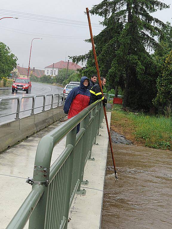 Obyvatelé Zaječic bojují s lokálními záplavami způsobenými přívalovými dešti stavbou zábran.