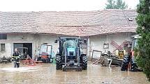 Obyvatelé Zaječic bojují s lokálními záplavami způsobenými přívalovými dešti stavbou zábran.