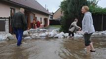 Obyvatelé Zaječic bojují s lokálními záplavami způsobenými přívalovými dešti stavbou zábran.
