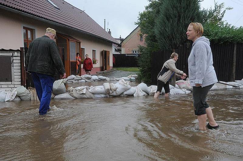 Obyvatelé Zaječic bojují s lokálními záplavami způsobenými přívalovými dešti stavbou zábran.