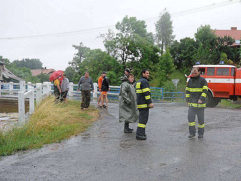 Obyvatelé Zaječic bojují s lokálními záplavami způsobenými přívalovými dešti stavbou zábran.