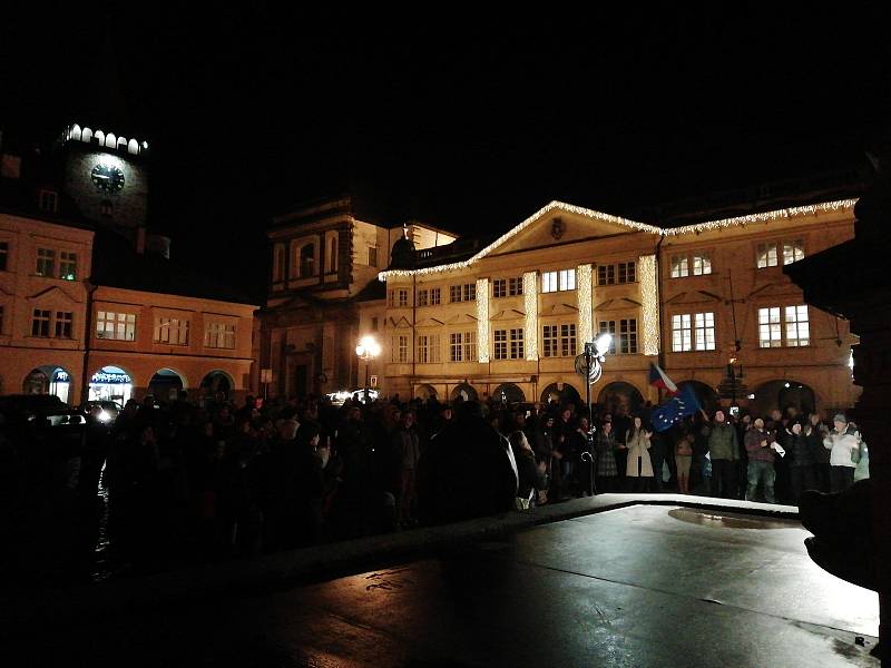 Více než sto lidí se sešlo v pondělí večer na jičínském Valdštejnově náměstí. Demonstranti po celé republice stále požadují demisi premiéra Andreje Babiše.