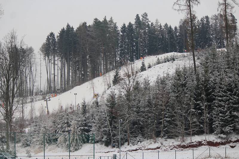 Ve skiareálu zprovoznili sjezdovku už mezi svátky, novoroční obleva ale udělala lyžařům čáru přes rozpočet.