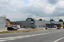 Prodejna nábytku JYSK a obchod se sekačkami Hecht Motors v Robousích během výstavby