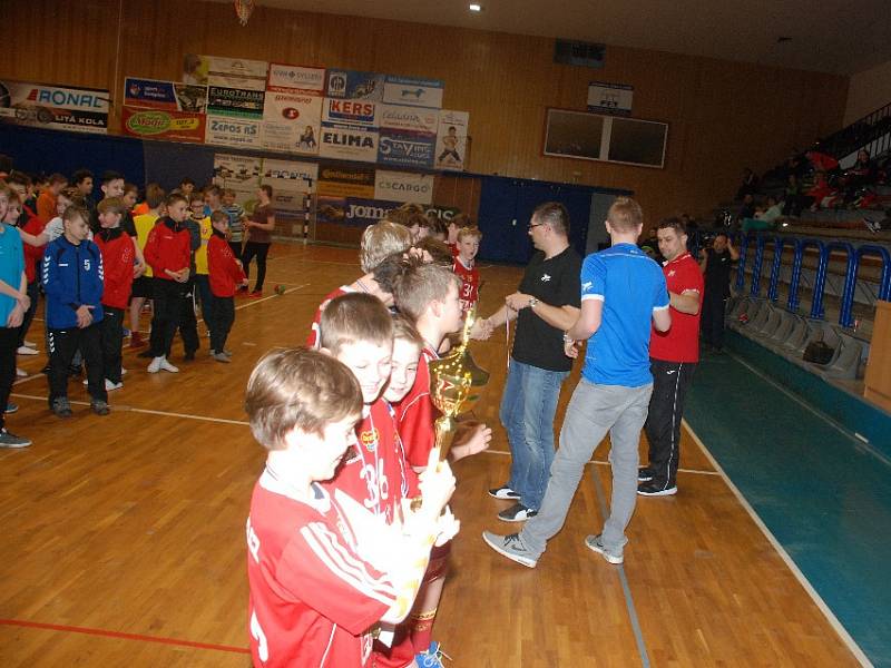 Turnaj mladších žáků v házené, zvítězili hráči pražské Dukly.