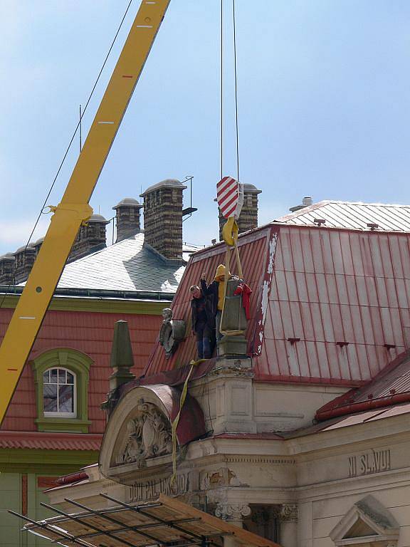 Transport kamenných pylonů z Masarykova divadla.