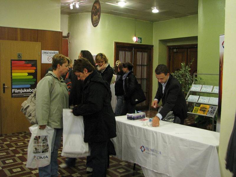 Ze zdravotnické konference v jičínském biografu.