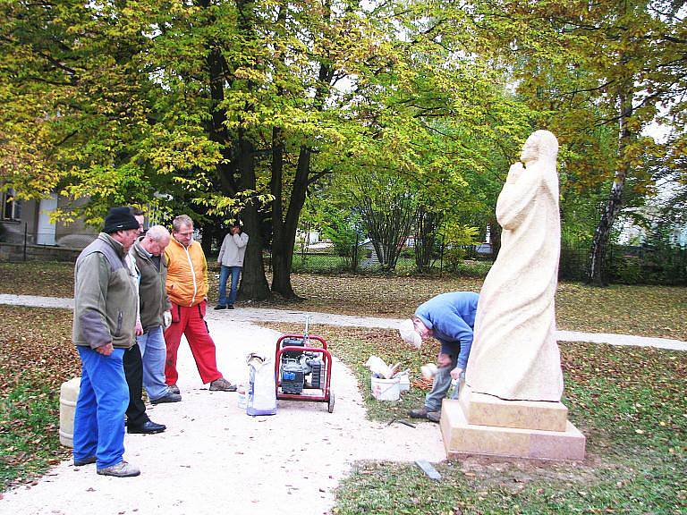 Instalování sochy sv. Anežky v Lázních Bělohradě.