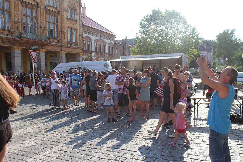 Daniela Polmana, který dokončil extrémní cyklistický závod napříč Amerikou, vítala Nová Paka. Amatérský cyklista se davu poklonil a poděkoval za přízeň fanoušků, která ho hnala do cíle nejtěžšího a nejdelšího závodu světa.