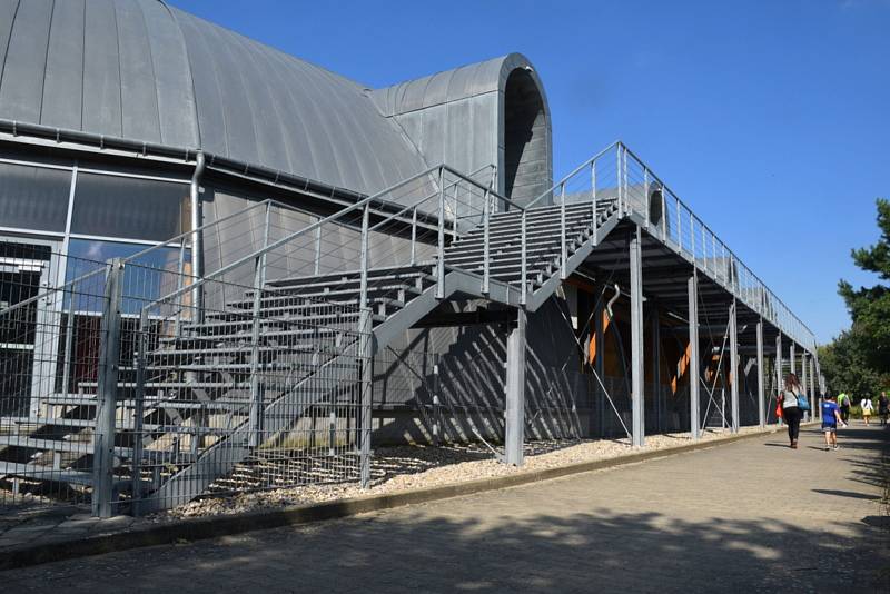 Oslavu 90 let hokeje v Jičíně a 10 let provozu zimního stadionu provázela zábava, soutěže i bruslení na čerstvém ledu.