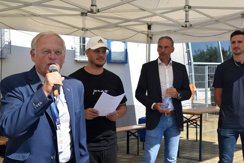 Oslavu 90 let hokeje v Jičíně a 10 let provozu zimního stadionu provázela zábava, soutěže i bruslení na čerstvém ledu.