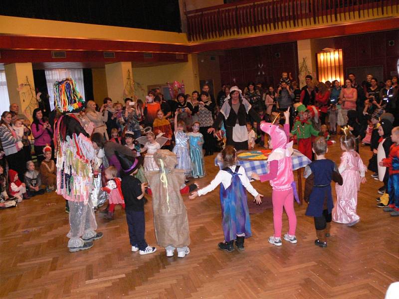 Dětský maškarní karneval ve Valdicích. 