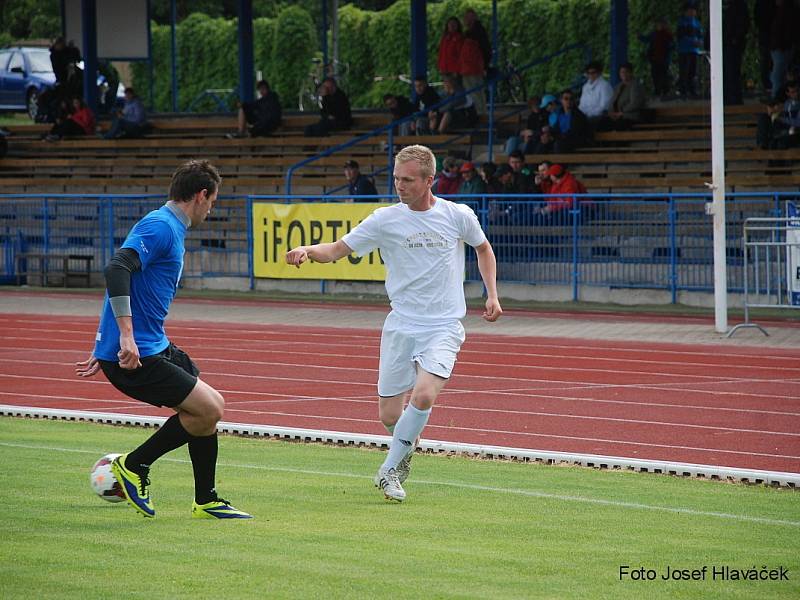 Benefiční utkání jičínských fotbalistů a házenkářů.