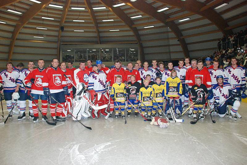 Společné foto staré gardy Pojišťovna Pardubice a současné mužstvo HC Jičín.