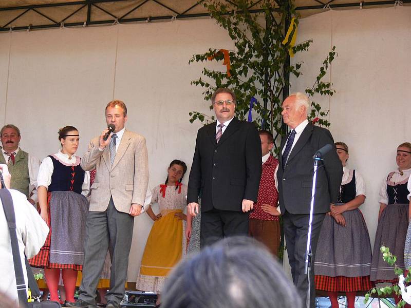 Z bělohradského folklorního festivalu Slavnosti písní a tanců Pod Zvičinou.