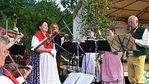 Z bělohradského folklorního festivalu Slavnosti písní a tanců Pod Zvičinou.