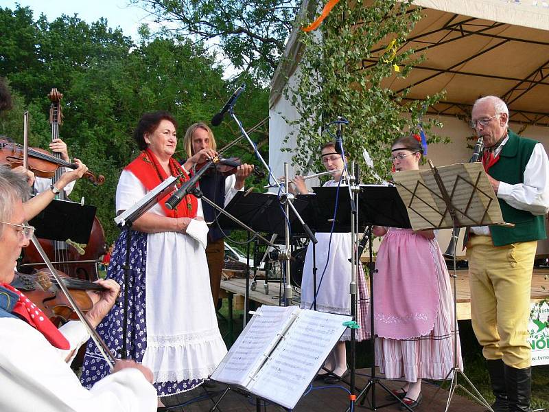 Z bělohradského folklorního festivalu Slavnosti písní a tanců Pod Zvičinou.