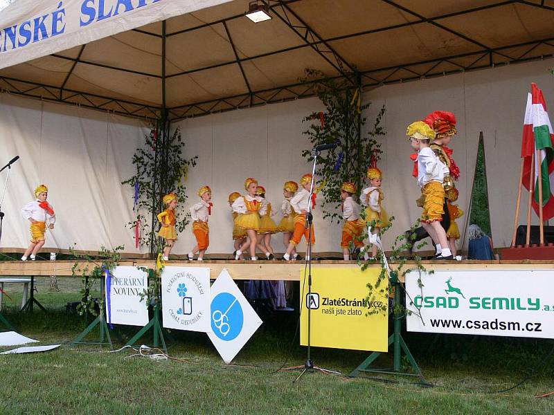 Z bělohradského folklorního festivalu Slavnosti písní a tanců Pod Zvičinou.