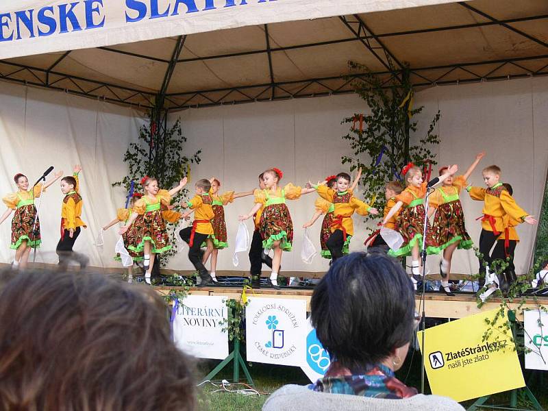 Z bělohradského folklorního festivalu Slavnosti písní a tanců Pod Zvičinou.