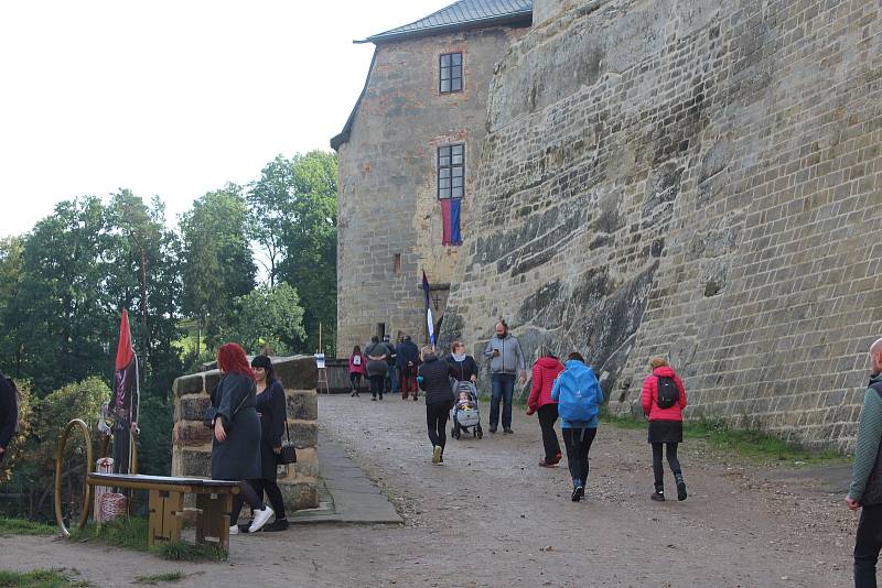 Nově zrevitalizovaný hrad otevřel své brány davům turistů, pro které byl připravený kulturní program, prohlídky, mučírna i nově zpřístupněné přízemí s plastikou hradu, portréty majitelů a vizualizacemi původní podoby Kosti.