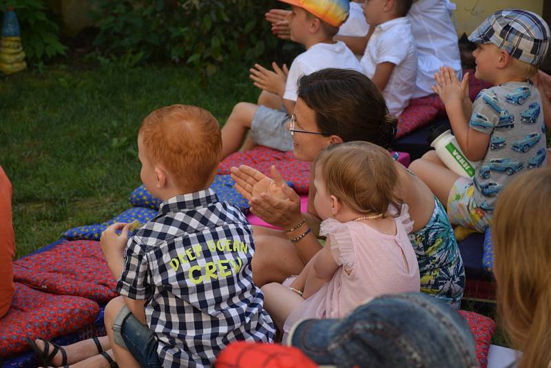 Jičín zažil první letošní Prodloužený víkend. Vlajková loď jičínského kulturního léta nabízí celé prázdniny bohatý program. Součástí jsou i pravidelné hrané pohádky pro děti.