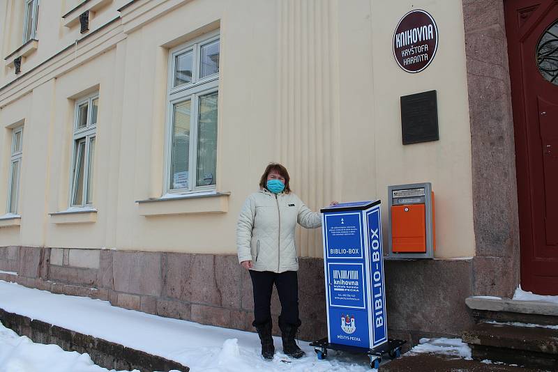 Peckovská knihovnice  Lenka  Knapová vozí v době covidu knihy za čtenáři. Před knihovnou také nově nainstalovala  první bibliobox v regionu, slouží jako schránka na vypůjčené knihy.