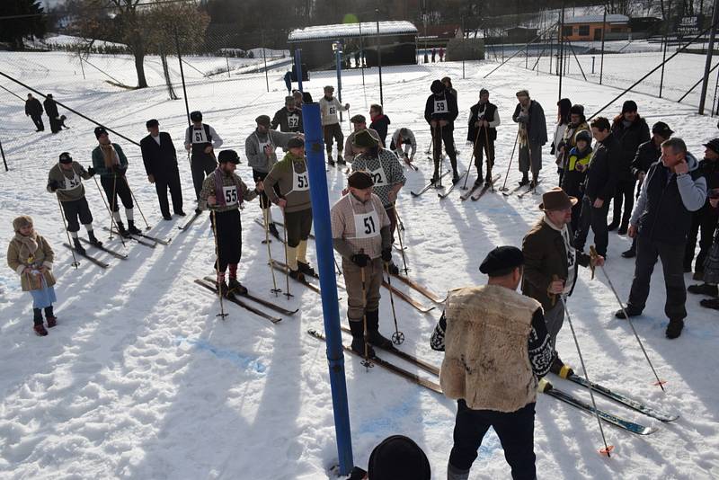 Závody na historických lyžích.