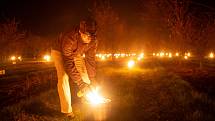 Pěstitelé v Holovousích museli zapálit parafínové svíce, aby uchránili úrodu ovocných stromů. Teploty pod nulou by nenávratně poškodily květy. V sadech tak zapálili stovky svící.