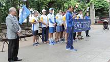 Start běhu Peace Run z jičínského parku.