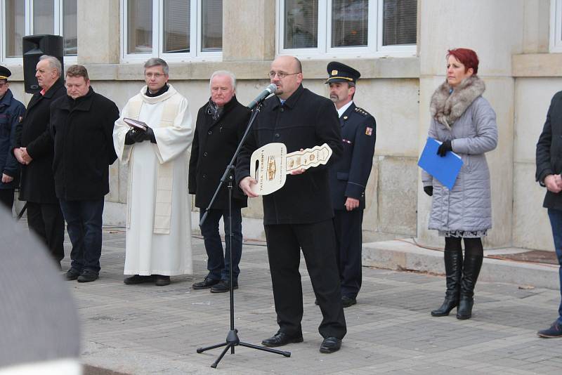 Novopačtí dobrovolní hasiči převzali nový vůz za více než šest milionů korun.