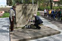 Výročí osvobození si Novopačáci připomněli ve čtvrtek u pomníku padlých I. a II. světové války v Jírových sadech. 